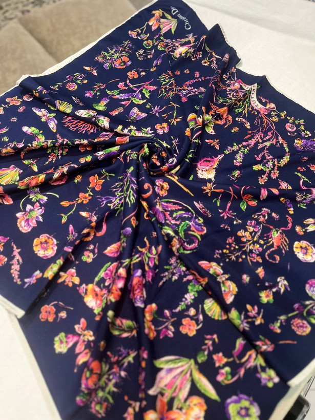 alt="روسری ابریشم تویل وارداتی سایز 90 دوردست دوخت کد ۱۲۲۲"