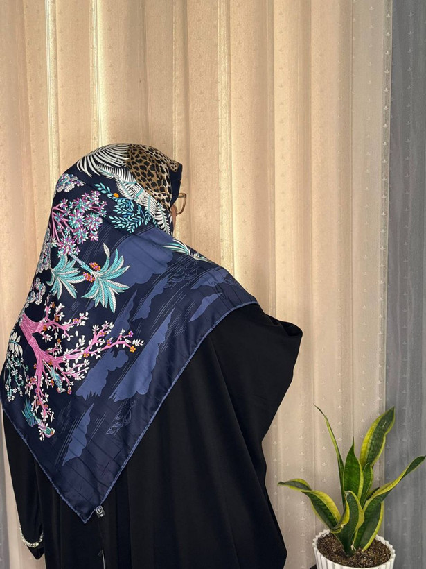 روسری ابریشم ژاکارد هایکوالیتی وارداتی سایز ۱۴۰ دور دست دوز_کد۱۶۰