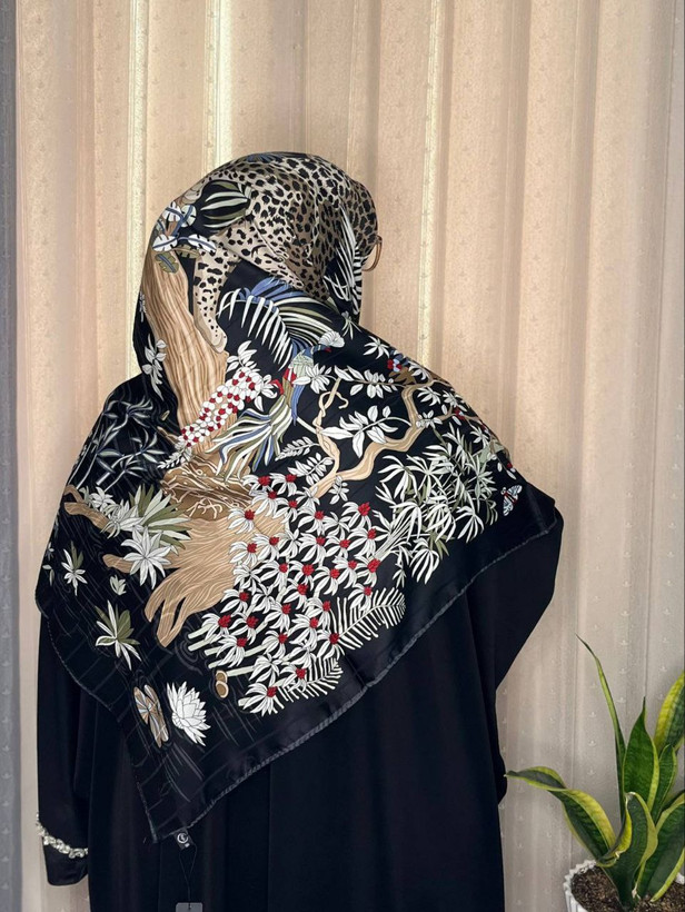 روسری ابریشم ژاکارد هایکوالیتی وارداتی سایز ۱۴۰ دور دست دوز_کد۱۶۰