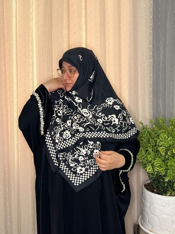 روسری سفید مشکی ابریشم ژاکارد وارداتی سایز ۱۴۰ دور دستدوز _کد۱۶۷