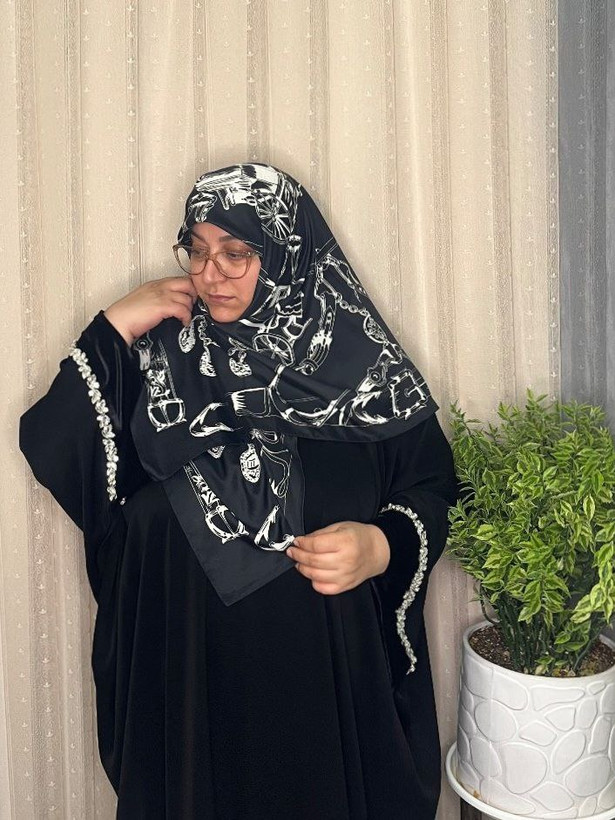 روسری سفید مشکی ابریشم ژاکارد هایکوالیتی وارداتی سایز ۱۲۰ دور دست دوز_کد۱۸۶