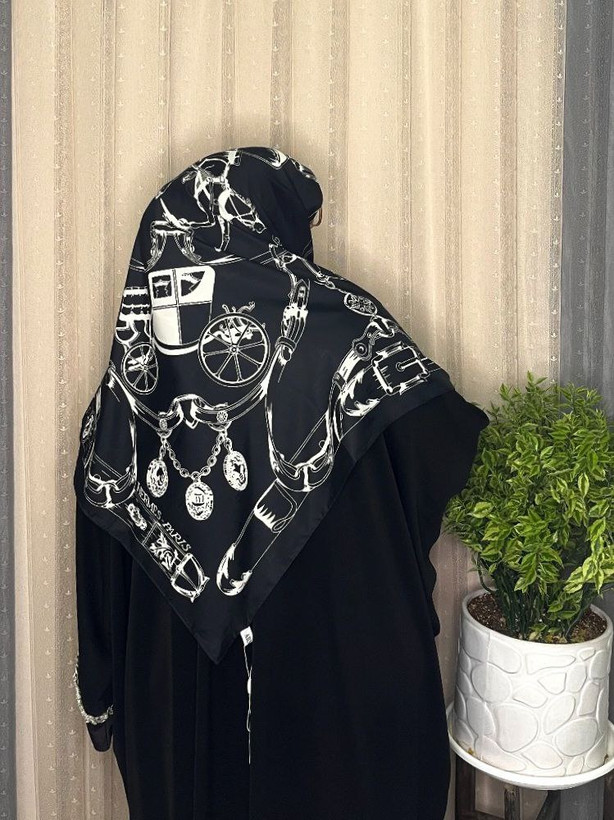 روسری سفید مشکی ابریشم ژاکارد هایکوالیتی وارداتی سایز ۱۲۰ دور دست دوز_کد۱۸۶