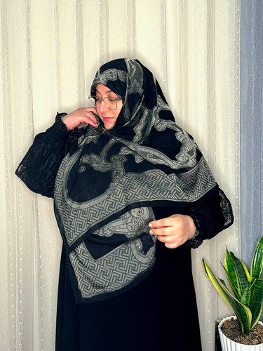 روسری روزابلا ترک نگین کاری سایز ۱۴۰ _کد۱۹۳