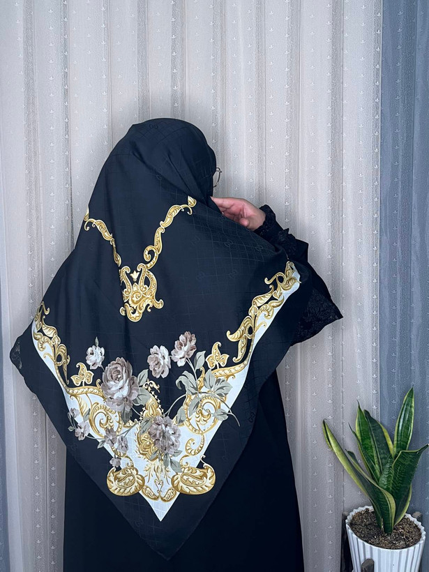 روسری ابریشم ژاکارد وارداتی نگینکاری سایز ۱۴۰ دور دست دوز _کد۱۹۴