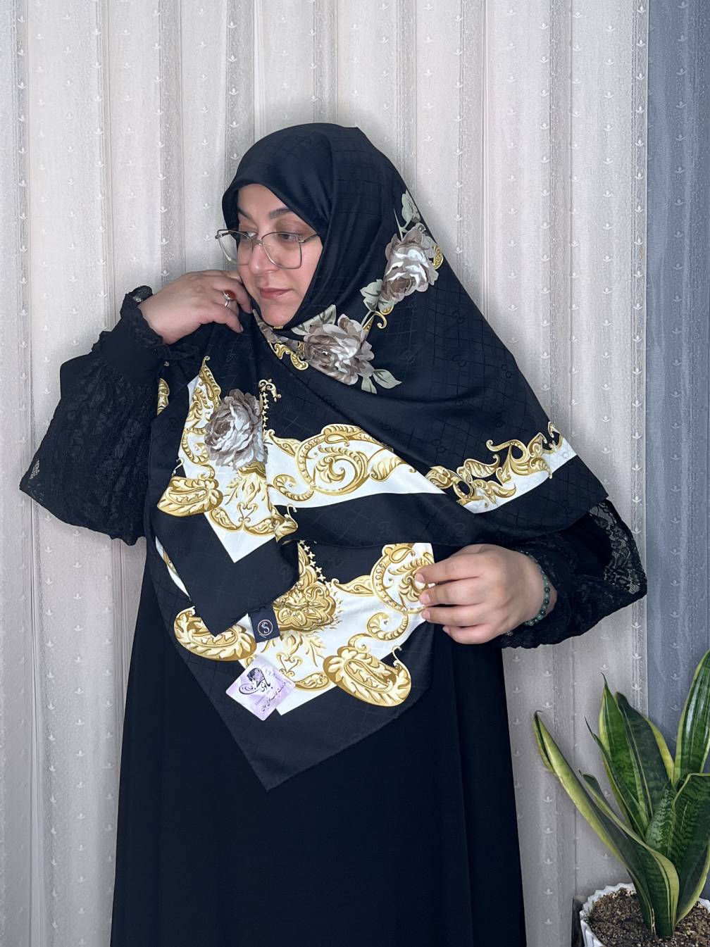 روسری ابریشم ژاکارد وارداتی نگین‌کاری سایز ۱۴۰ دور دست دوز _کد۱۹۴