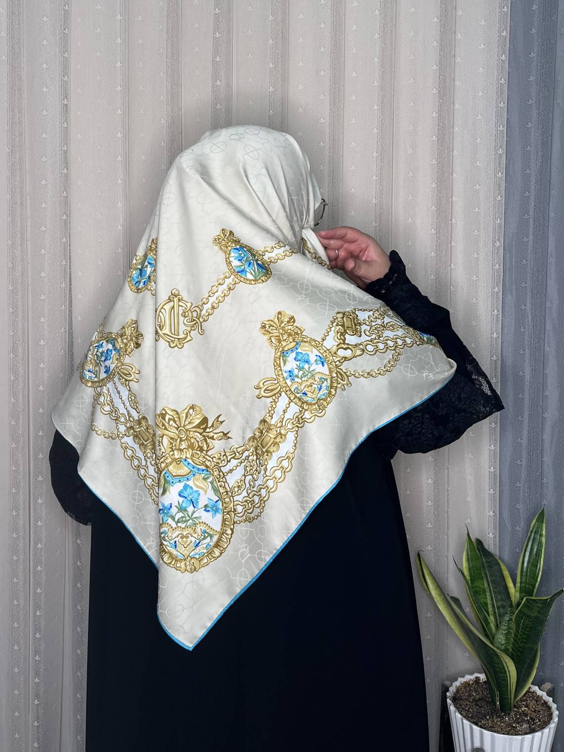روسری ابریشم ژاکارد وارداتی نگین‌کاری سایز ۱۴۰ دور دست دوز _کد۱۹۵