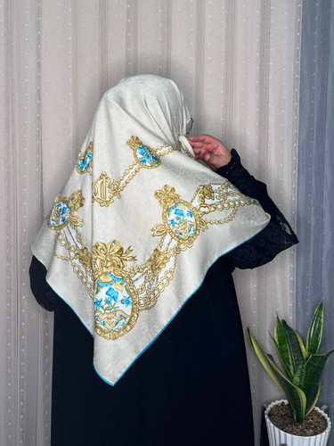 روسری ابریشم ژاکارد وارداتی نگینکاری سایز ۱۴۰ دور دست دوز _کد۱۹۵