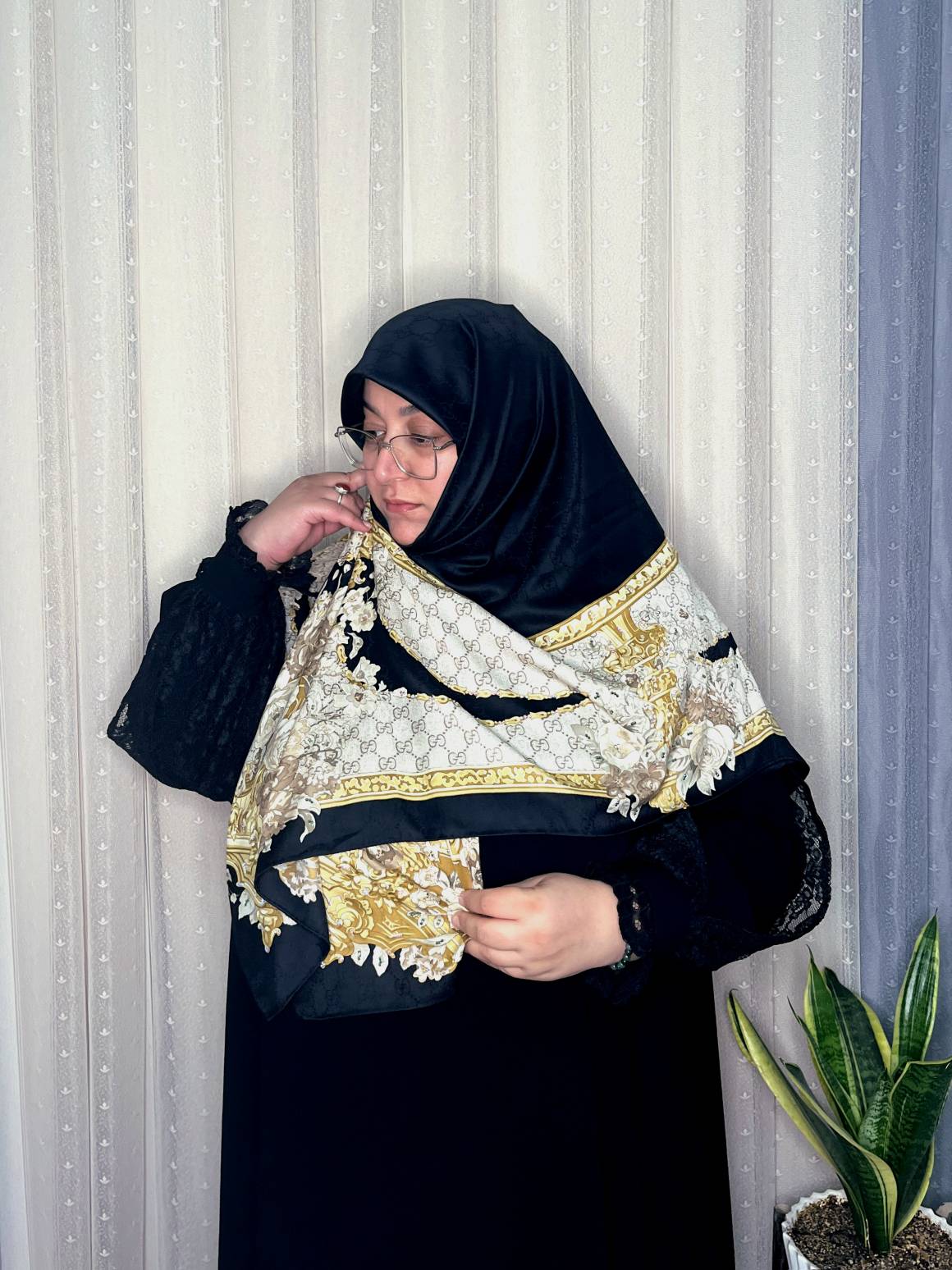روسری ابریشم ژاکارد وارداتی نگین‌کاری سایز ۱۴۰ دور دست دوز _کد۱۹۷
