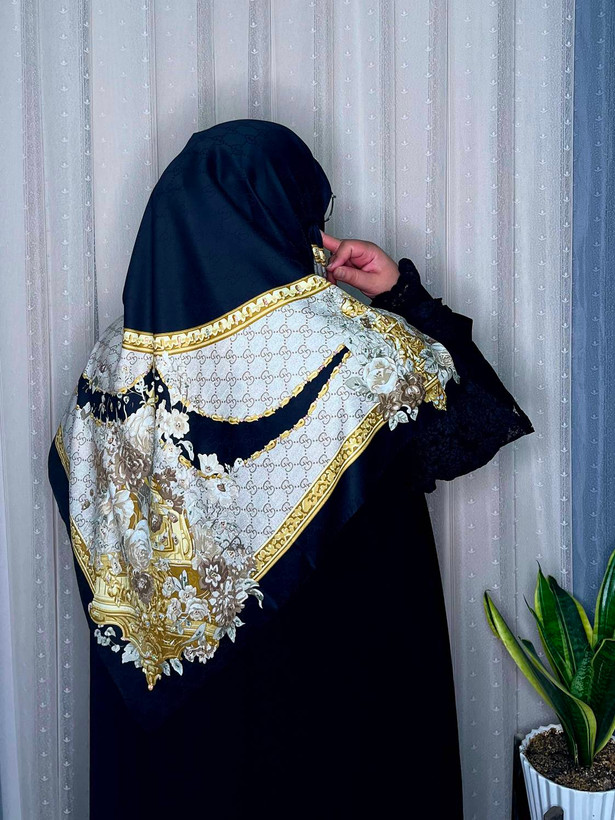 روسری ابریشم ژاکارد وارداتی نگینکاری سایز ۱۴۰ دور دست دوز _کد۱۹۷
