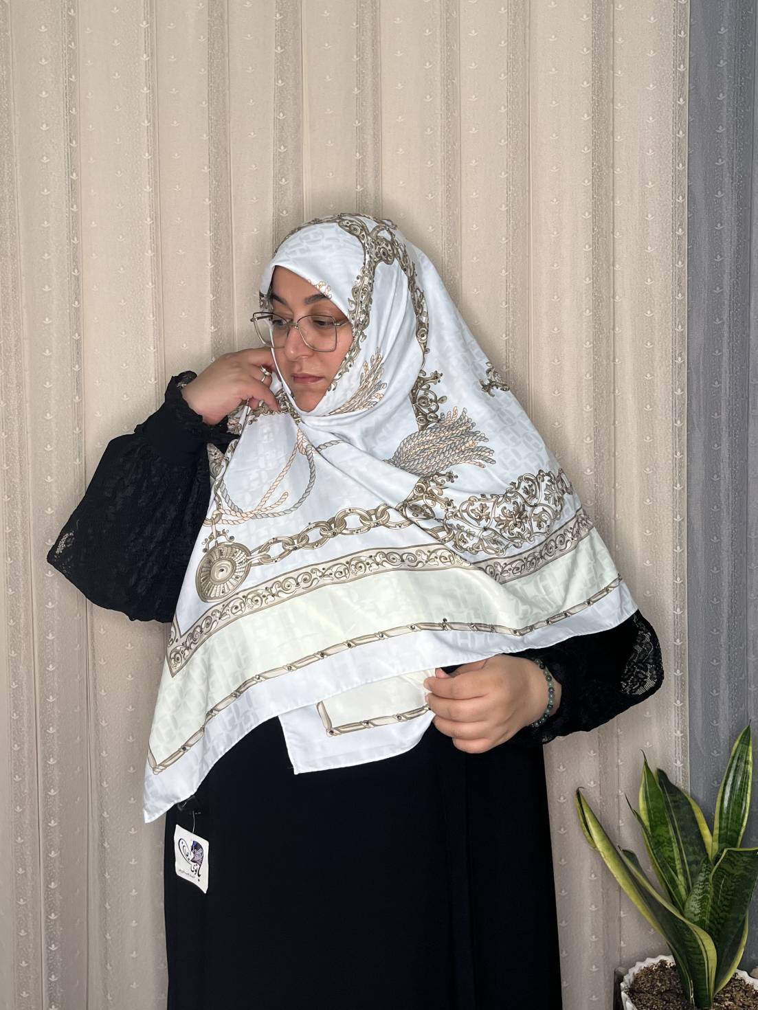 روسری ابریشم ژاکارد وارداتی نگین‌کاری سایز ۱۴۰ دور دست دوز _کد۱۹۹