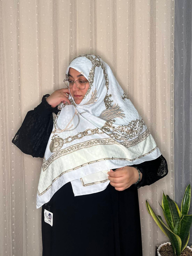 روسری ابریشم ژاکارد وارداتی نگینکاری سایز ۱۴۰ دور دست دوز _کد۱۹۹