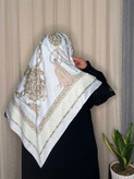 روسری ابریشم ژاکارد وارداتی نگینکاری سایز ۱۴۰ دور دست دوز _کد۱۹۹