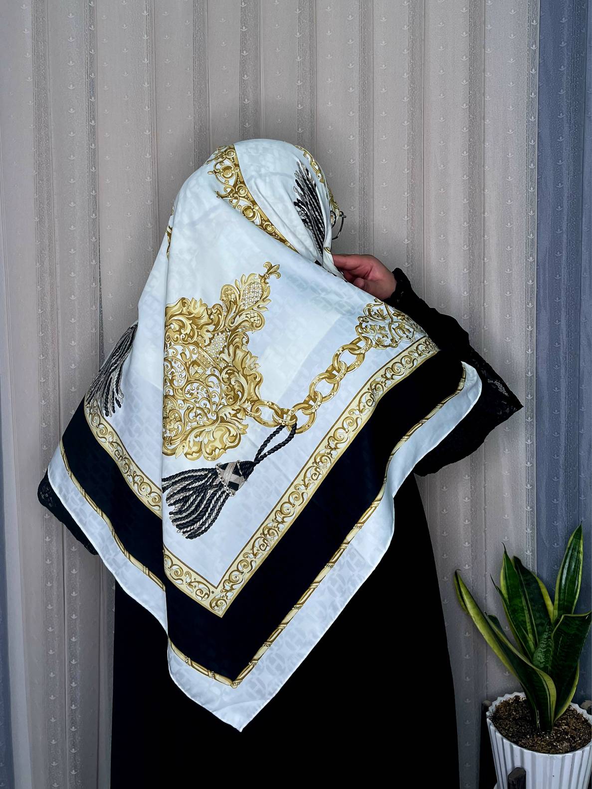 روسری ابریشم ژاکارد وارداتی نگین‌کاری سایز ۱۴۰ دور دست دوز _کد۲۰۰