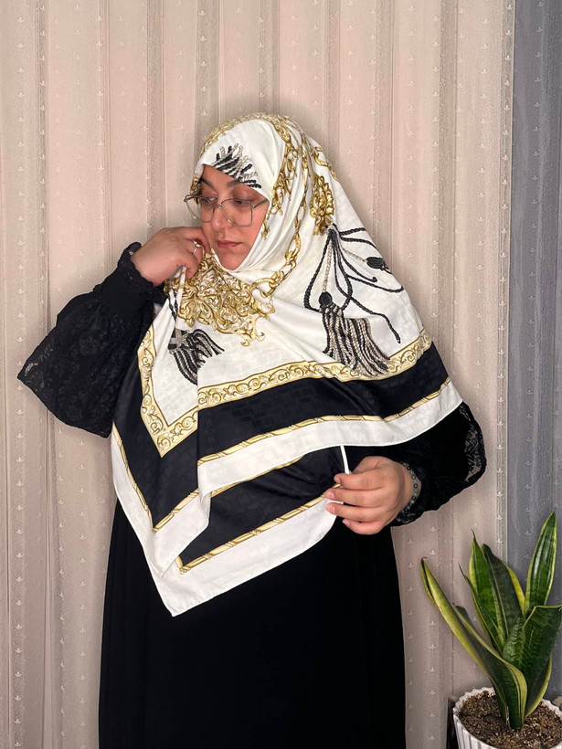روسری ابریشم ژاکارد وارداتی نگینکاری سایز ۱۴۰ دور دست دوز _کد۲۰۰