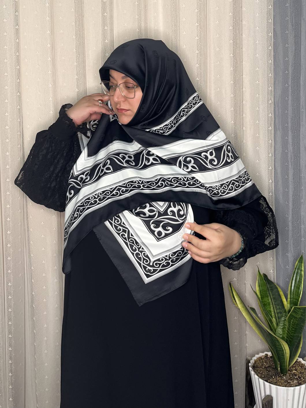 روسری ابریشم ژاکارد وارداتی نگین‌کاری سایز ۱۴۰ دور دست دوز _کد۲۰۴