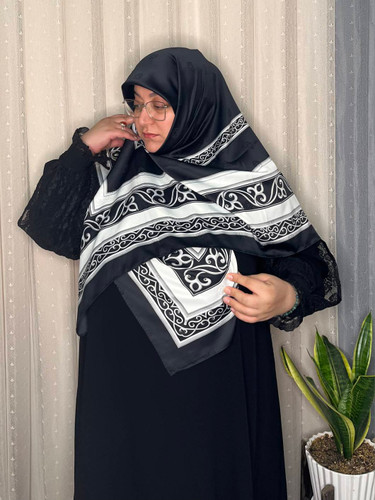 روسری ابریشم ژاکارد وارداتی نگینکاری سایز ۱۴۰ دور دست دوز _کد۲۰۴