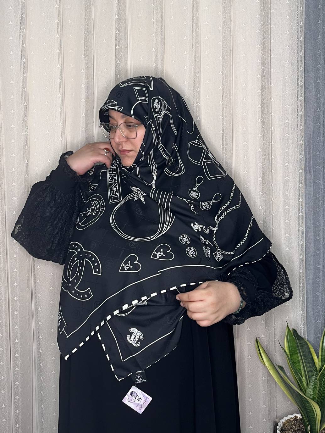 روسری ابریشم ژاکارد وارداتی نگین‌کاری سایز ۱۴۰ دور دست دوز _کد۲۰۵