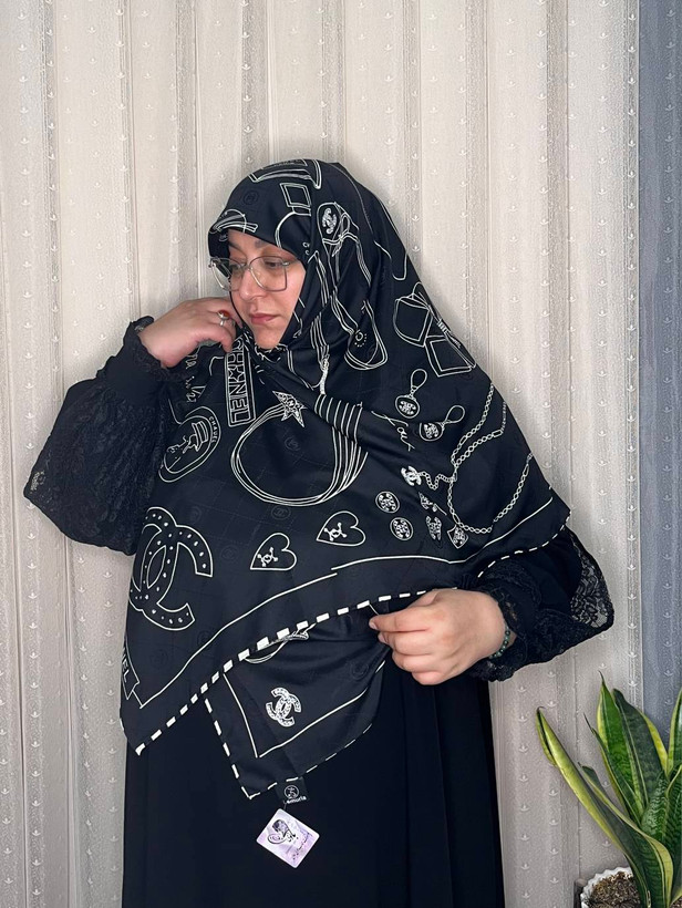 روسری ابریشم ژاکارد وارداتی نگینکاری سایز ۱۴۰ دور دست دوز _کد۲۰۵