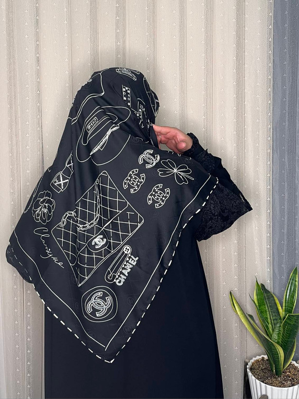 روسری ابریشم ژاکارد وارداتی نگینکاری سایز ۱۴۰ دور دست دوز _کد۲۰۵