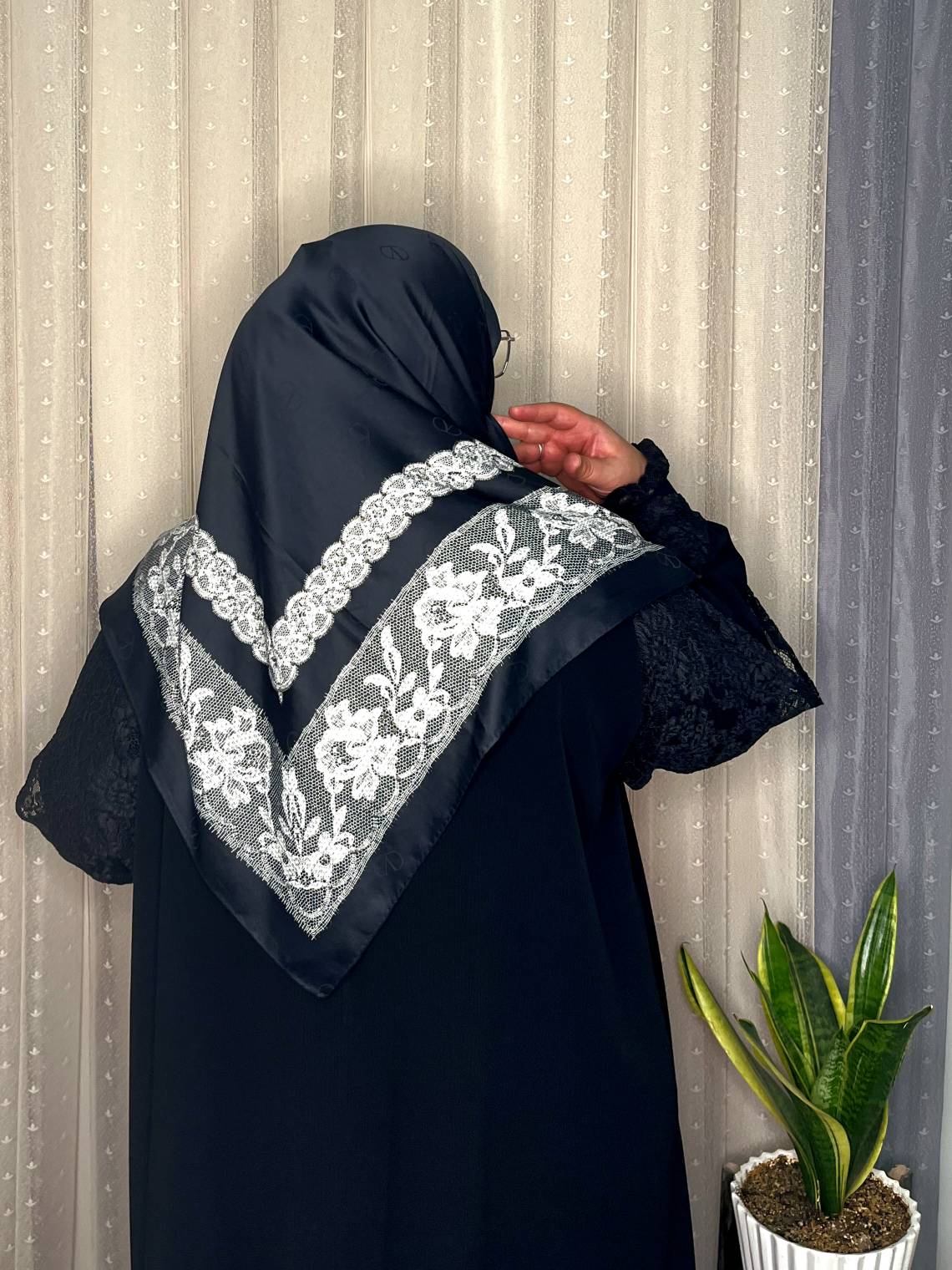 روسری ابریشم ژاکارد وارداتی نگین‌کاری  سایز ۱۲۰ _کد۲۰۹