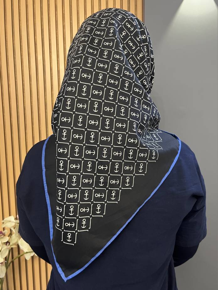 روسری ابریشم تویل وارداتی سایز ۹۰ دوردست‌دوز – کد 216
