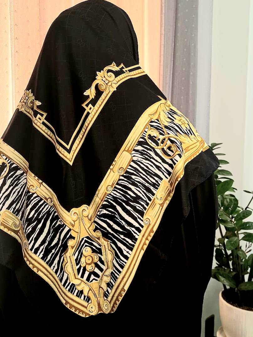 روسری ابریشم ژاکارد وارداتی نگین کاری  -کد۲73