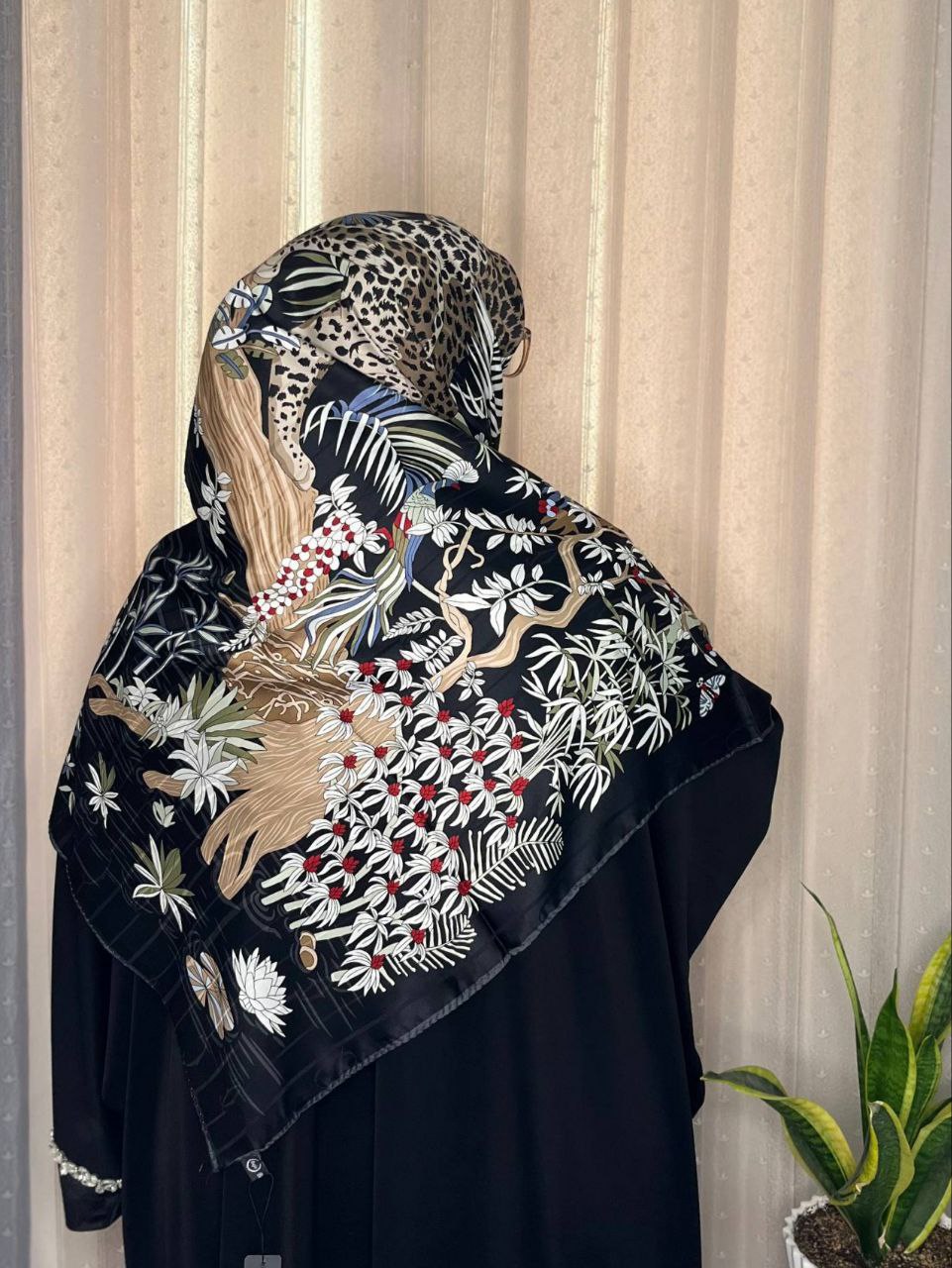 روسری  ابریشم ژاکارد هایکوالیتی  وارداتی  سایز ۱۴۰ دور دست دوز_کد۱۶۰