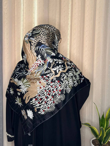 روسری ابریشم ژاکارد هایکوالیتی وارداتی سایز ۱۴۰ دور دست دوز_کد۱۶۰