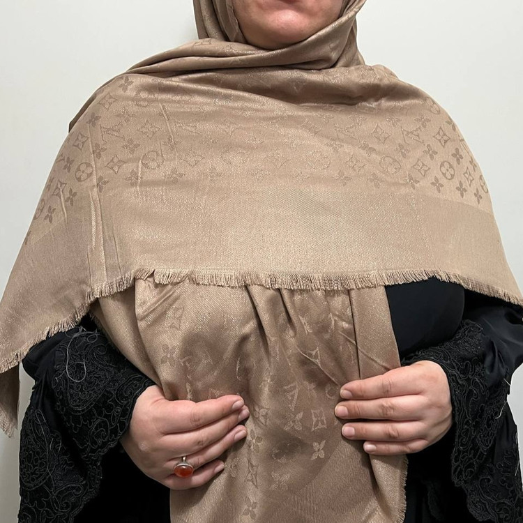 روسری کشمیر وارداتی سایز ۱۴۰ | لمهدار دور ریش با ایستایی عالی_ کد۱۱۷
