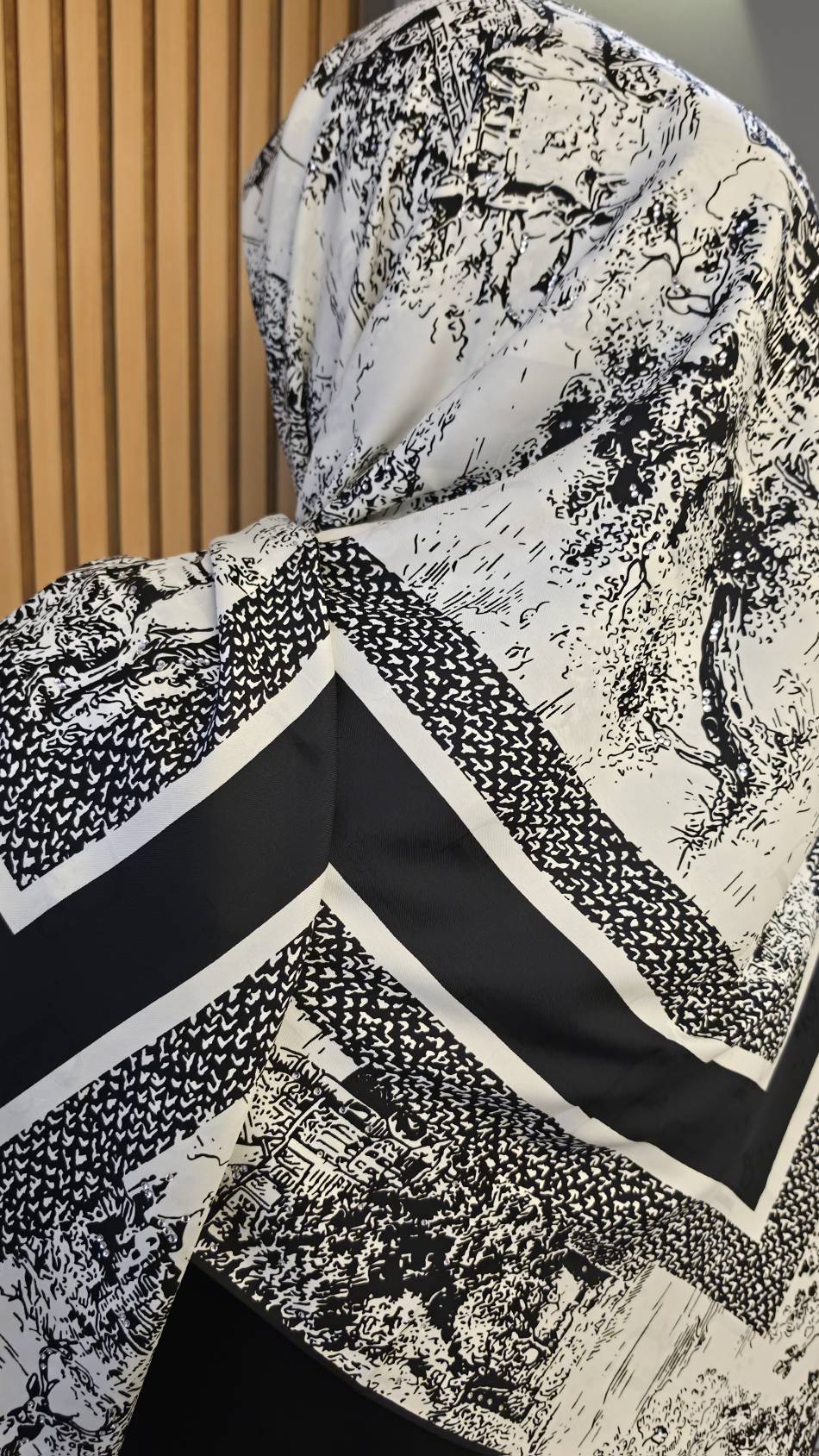 روسری ابریشم ژاکارد نگین‌کاری سوارسکی | سایز ۱۴۰ دور دست‌دوز | بانوی جان کد ۳۸۰