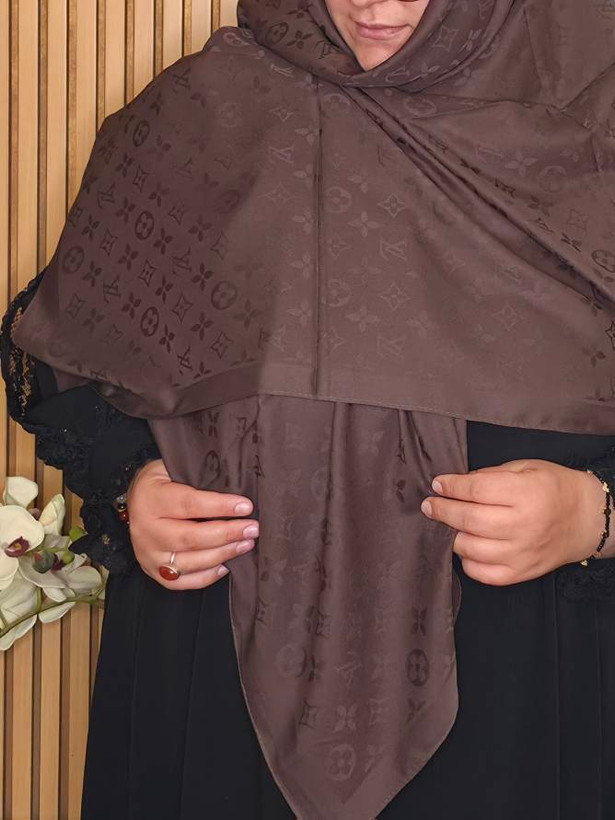 روسری ژاکارد طرح ال وی وارداتی | سایز ۱۴۰ دور دوخت | بانوی جان کد ۴۰۶